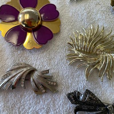 Jackpot lot of brooches