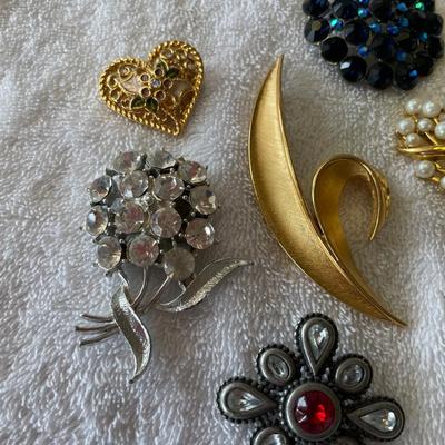 Lot of brooches