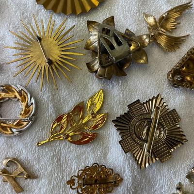 Lot of brooches
