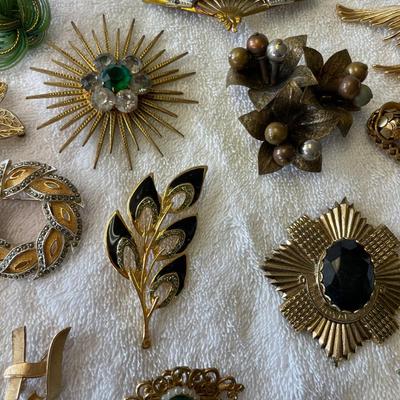 Lot of brooches