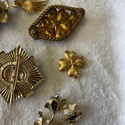Lot of brooches