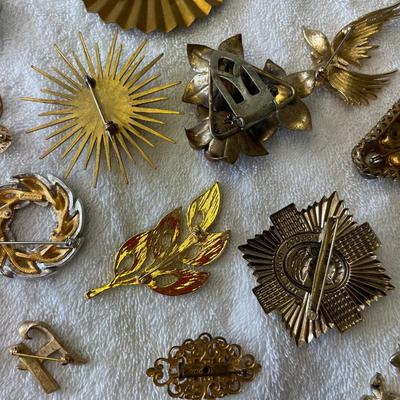 Lot of brooches