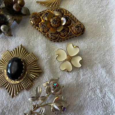 Lot of brooches
