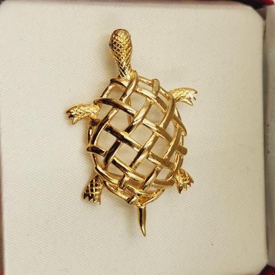 VINTAGE NAPIER GOLD TONE TURTLE BROOCH
