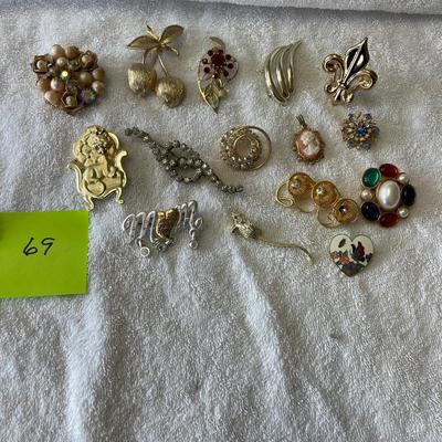 Lot of fun brooches