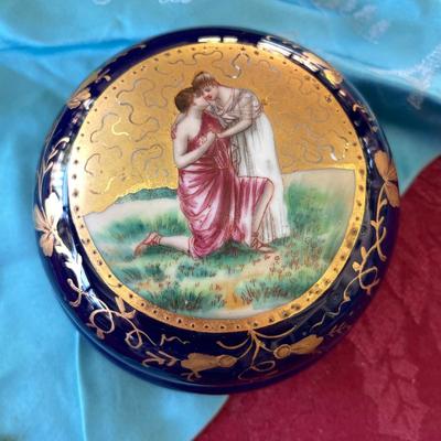 LOT 43   VINTAGE PRETTIES PICTURE BOX DIANA THE HUNTRESS  FAN PARIS SCARF