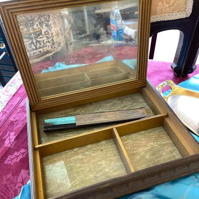LOT 43   VINTAGE PRETTIES PICTURE BOX DIANA THE HUNTRESS  FAN PARIS SCARF
