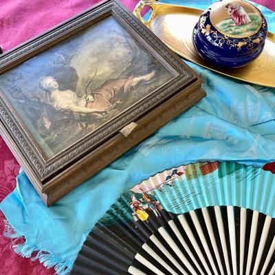 LOT 43   VINTAGE PRETTIES PICTURE BOX DIANA THE HUNTRESS  FAN PARIS SCARF