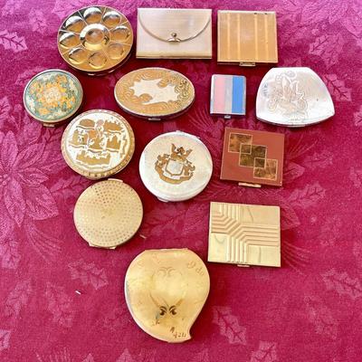 LOT 45  GROUP OF VINTAGE COMPACTS LADIES VANITY