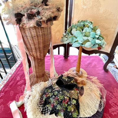 LOT 47  GROUP OF VINTAGE COSTUME & CIRCLE HATS
