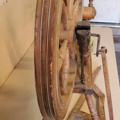 Antique spinning wheel