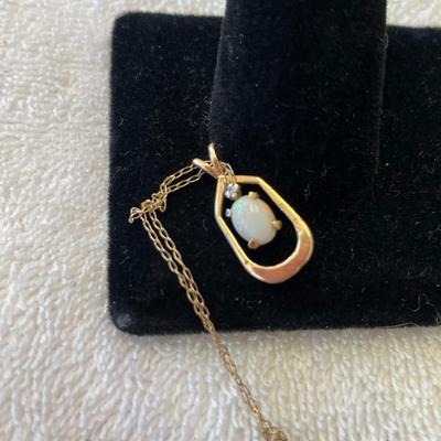 14K yellow gold Opal & Diamond pendant