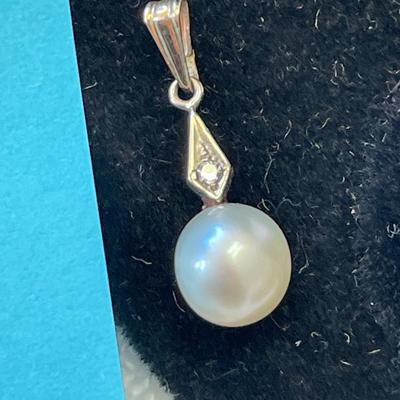 10K Diamond & Pearl pendant
