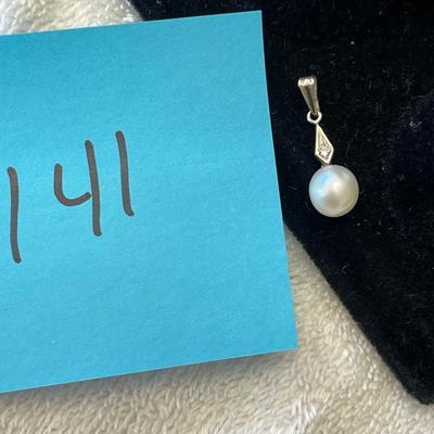 10K Diamond & Pearl pendant