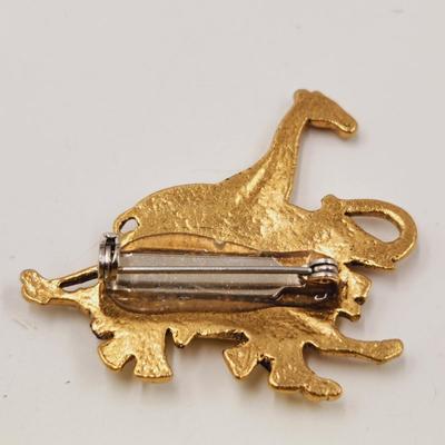 GOLD TONED LION ELEPHANT & GIRAFFE BROOCH