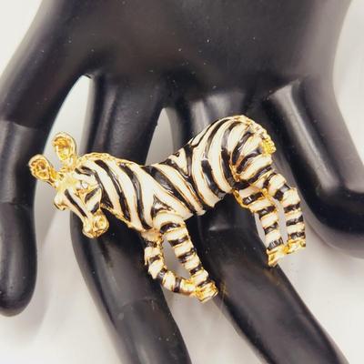 BEAUTIFUL GOLD TONED ZEBRA BROOCH