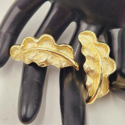 VINTAGE GERRYS GOLD TONE MATCHING LEAF PIN