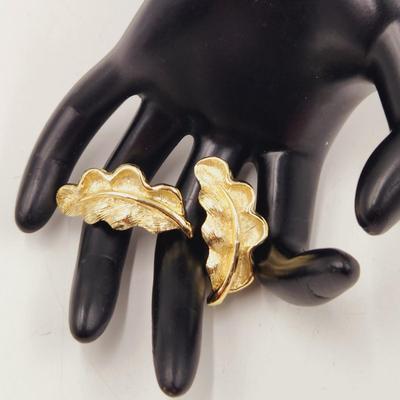VINTAGE GERRYS GOLD TONE MATCHING LEAF PIN