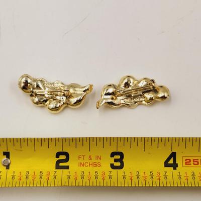 VINTAGE GERRYS GOLD TONE MATCHING LEAF PIN