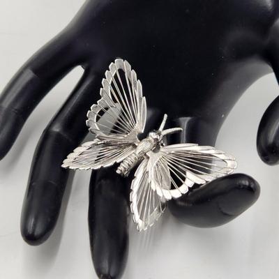 BEAUTIFUL SILVERTONED DETAILED BUTTERFLY PIN