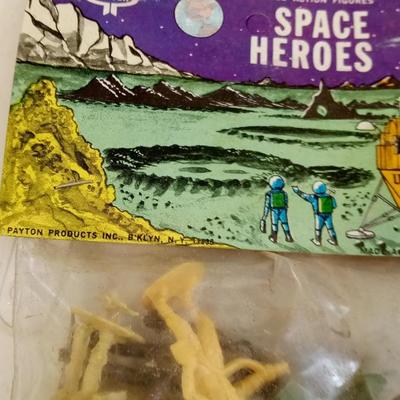 LOT 123   TWO VINTAGE BAGS OF PAYTON SPACE HEROES