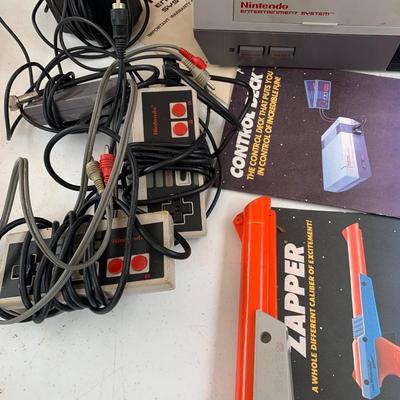Nintendo Control Deck Entertainment System / Nintendo Zapper -2 controllers, adapter, power cord, manuals