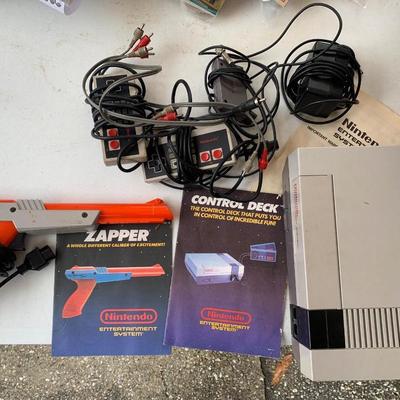 Nintendo Control Deck Entertainment System / Nintendo Zapper -2 controllers, adapter, power cord, manuals