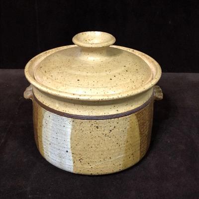 VINTAGE STONEWARE SQUAT CASSEROLE DISH WITH LID | EstateSales.org