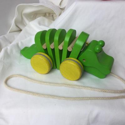 880 Vintage Wooden Pull Behind Toys & Bumble Bees