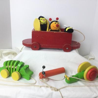 880 Vintage Wooden Pull Behind Toys & Bumble Bees