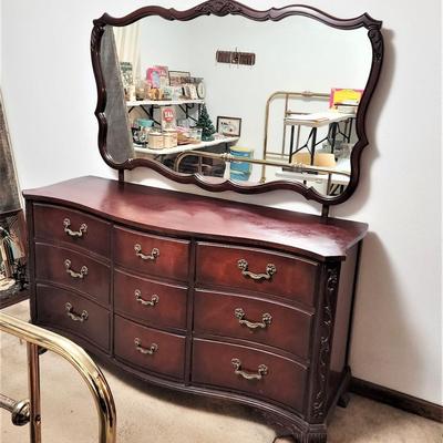 Lot #87  Vintage Dresser w/detacheable mirror