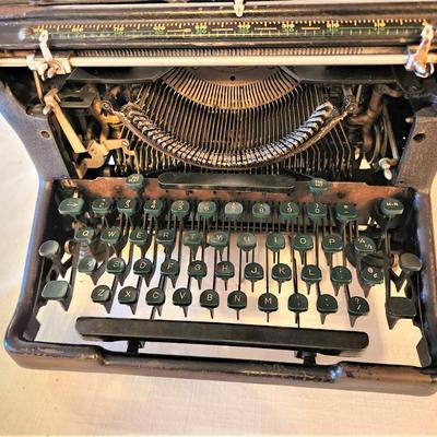 Lot #88  Vintage UNDERWOOD Typewriter with Original Cover
