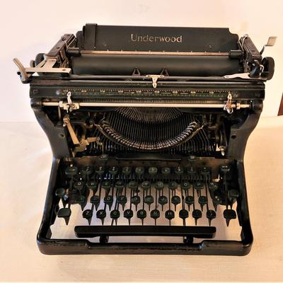 Lot #88  Vintage UNDERWOOD Typewriter with Original Cover
