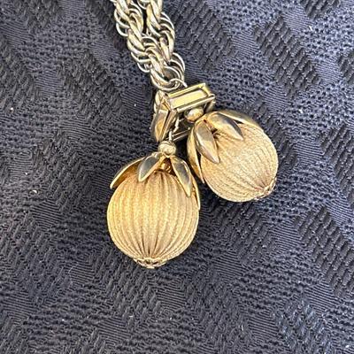 VTG Gold Tone Thick CHAIN NECKLACE  Dangling Ribbed BERRIES Pendant