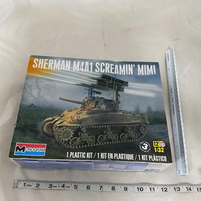 -135- VINTAGE | Monogram Sherman Tank Model Kit | Screaming Mimi