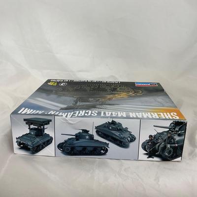 -135- VINTAGE | Monogram Sherman Tank Model Kit | Screaming Mimi