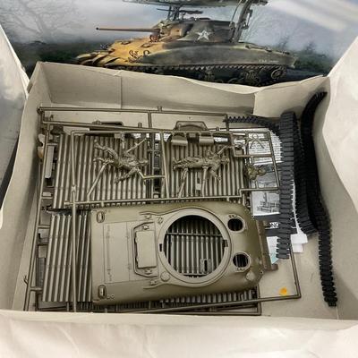 -135- VINTAGE | Monogram Sherman Tank Model Kit | Screaming Mimi