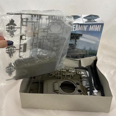 -135- VINTAGE | Monogram Sherman Tank Model Kit | Screaming Mimi