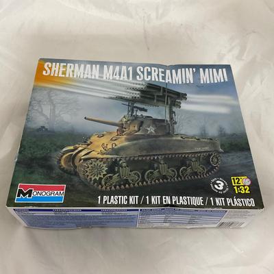 -135- VINTAGE | Monogram Sherman Tank Model Kit | Screaming Mimi