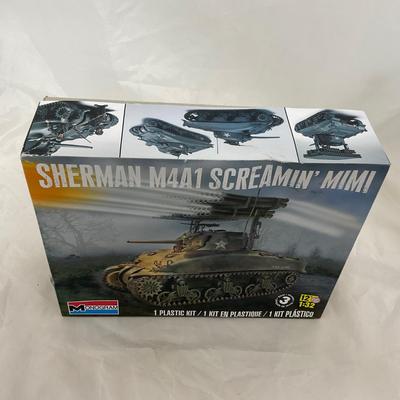 -135- VINTAGE | Monogram Sherman Tank Model Kit | Screaming Mimi