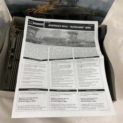 -135- VINTAGE | Monogram Sherman Tank Model Kit | Screaming Mimi