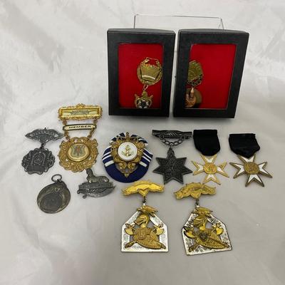 -147- MILITARY | Vintage Military / Fraternal Organizations Metals