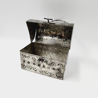 DECORATED SILVER TONE METAL DESIGNED LUNCH BOX / PURSE