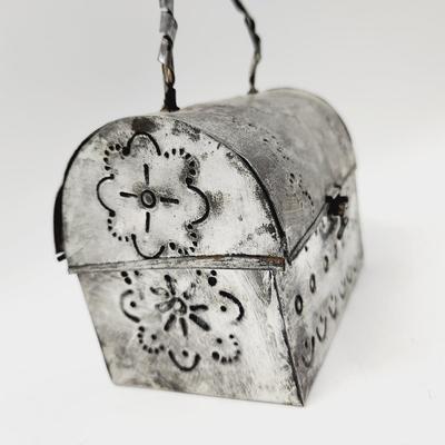 DECORATED SILVER TONE METAL DESIGNED LUNCH BOX / PURSE