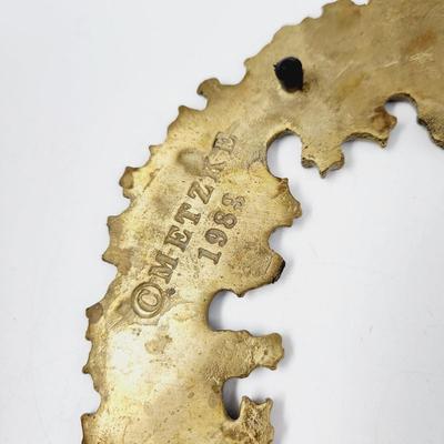 1983 METZKE BRASS ETCHED WREATH TRIVET / WALL HANGING
