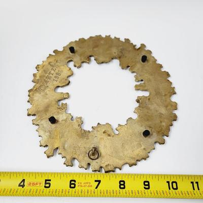 1983 METZKE BRASS ETCHED WREATH TRIVET / WALL HANGING
