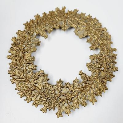 1983 METZKE BRASS ETCHED WREATH TRIVET / WALL HANGING