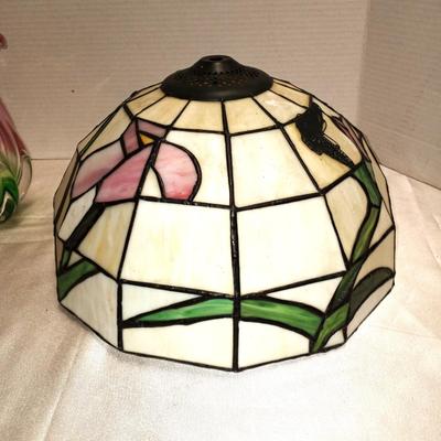 BEAUTIFUL STAIND GLASS LAMP SHADE AND PINK/GREEN VINTAGE VASE