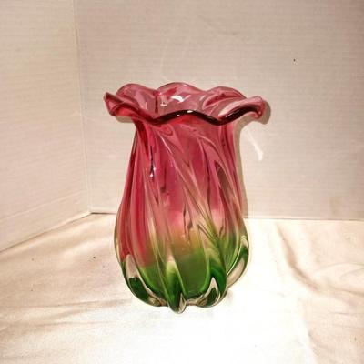 BEAUTIFUL STAIND GLASS LAMP SHADE AND PINK/GREEN VINTAGE VASE