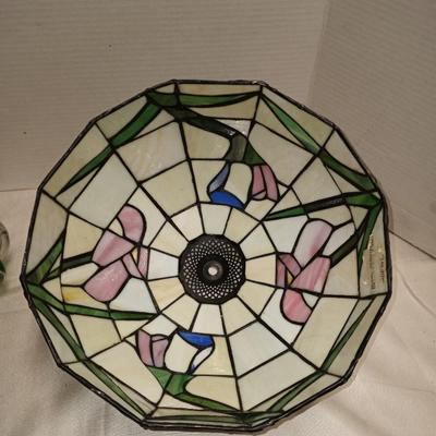 BEAUTIFUL STAIND GLASS LAMP SHADE AND PINK/GREEN VINTAGE VASE